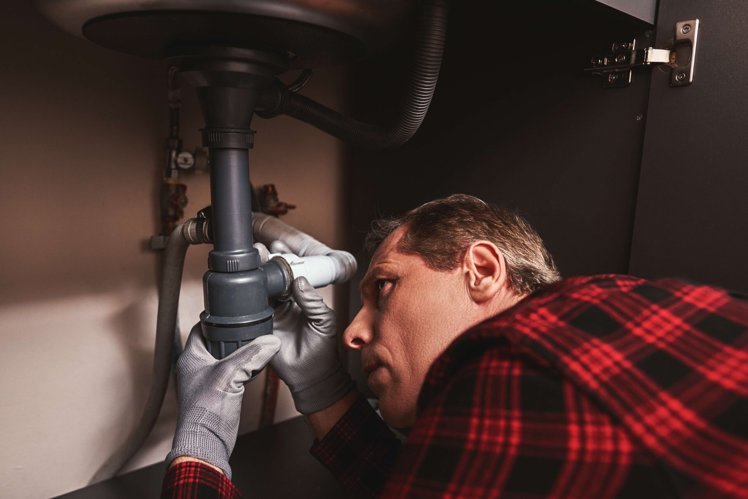 http://sink-syphon-repair-close-up-of-senior-handyman